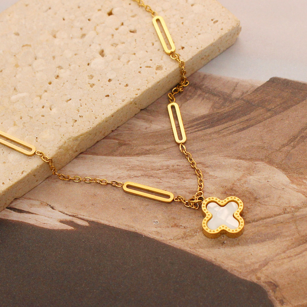 Цепь с двухсторонней подвеской "Черный агат и белый перламутр, клевер" из ювелирной стали с золотым покрытием 750 пробы фото-3 Цепь с двухсторонней подвеской "Черный агат и белый перламутр, клевер" из ювелирной стали с золотым покрытием 750 пробы фото-3