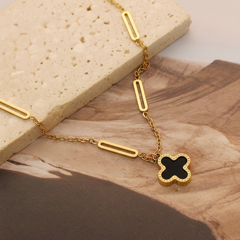 Цепь с двухсторонней подвеской "Черный агат и белый перламутр, клевер" из ювелирной стали с золотым покрытием 750 пробы - фото2