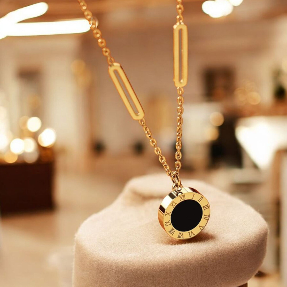 Цепь с двухсторонней подвеской "Черный агат и белый перламутр, круг" из ювелирной стали с золотым покрытием 750 пробы - фото2